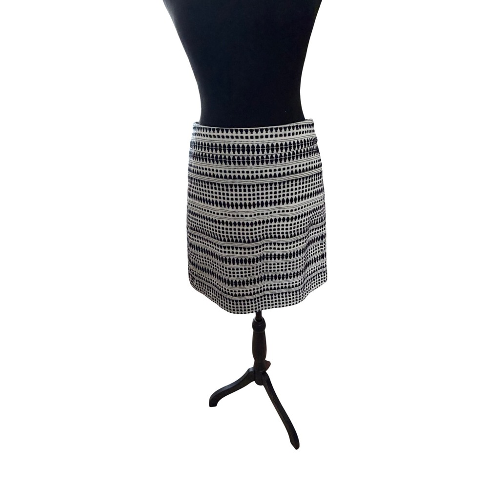 LOFT Petites Black White Geometric Pattern‎ Mini Skirt Size 4P Textured Woven